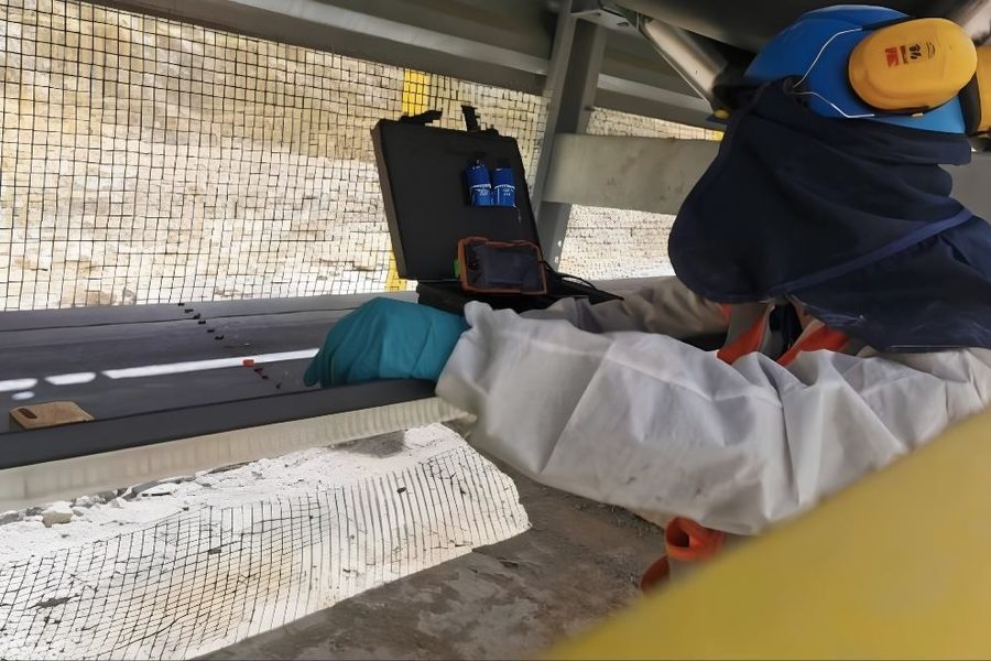 Monitoreo de condición de correa en terreno