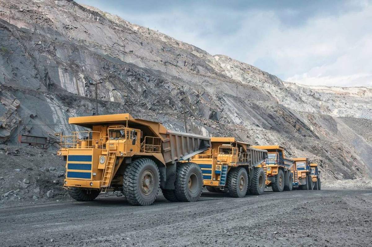 Camiones mineros en faena de gran minería