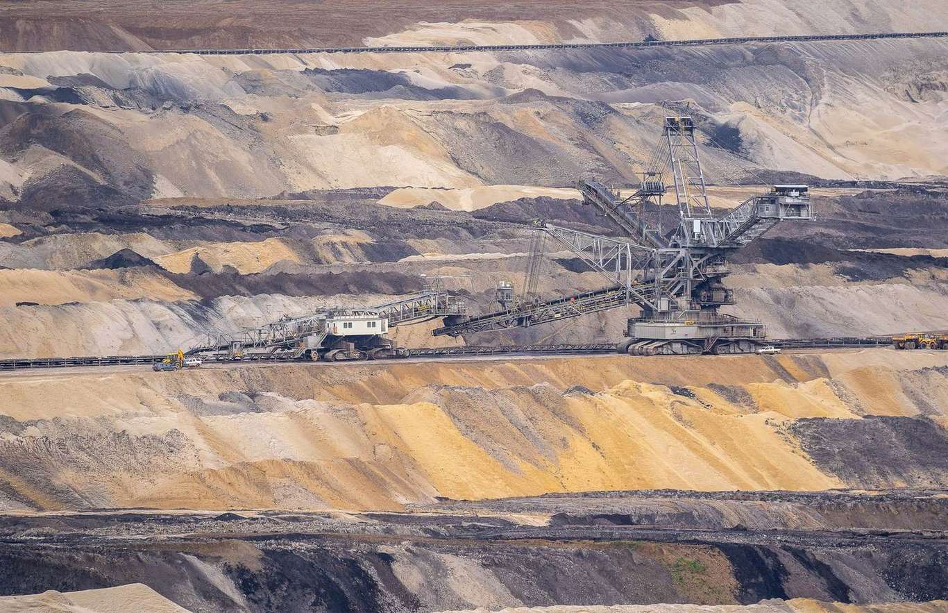 Bancos de un rajo de gran minería
