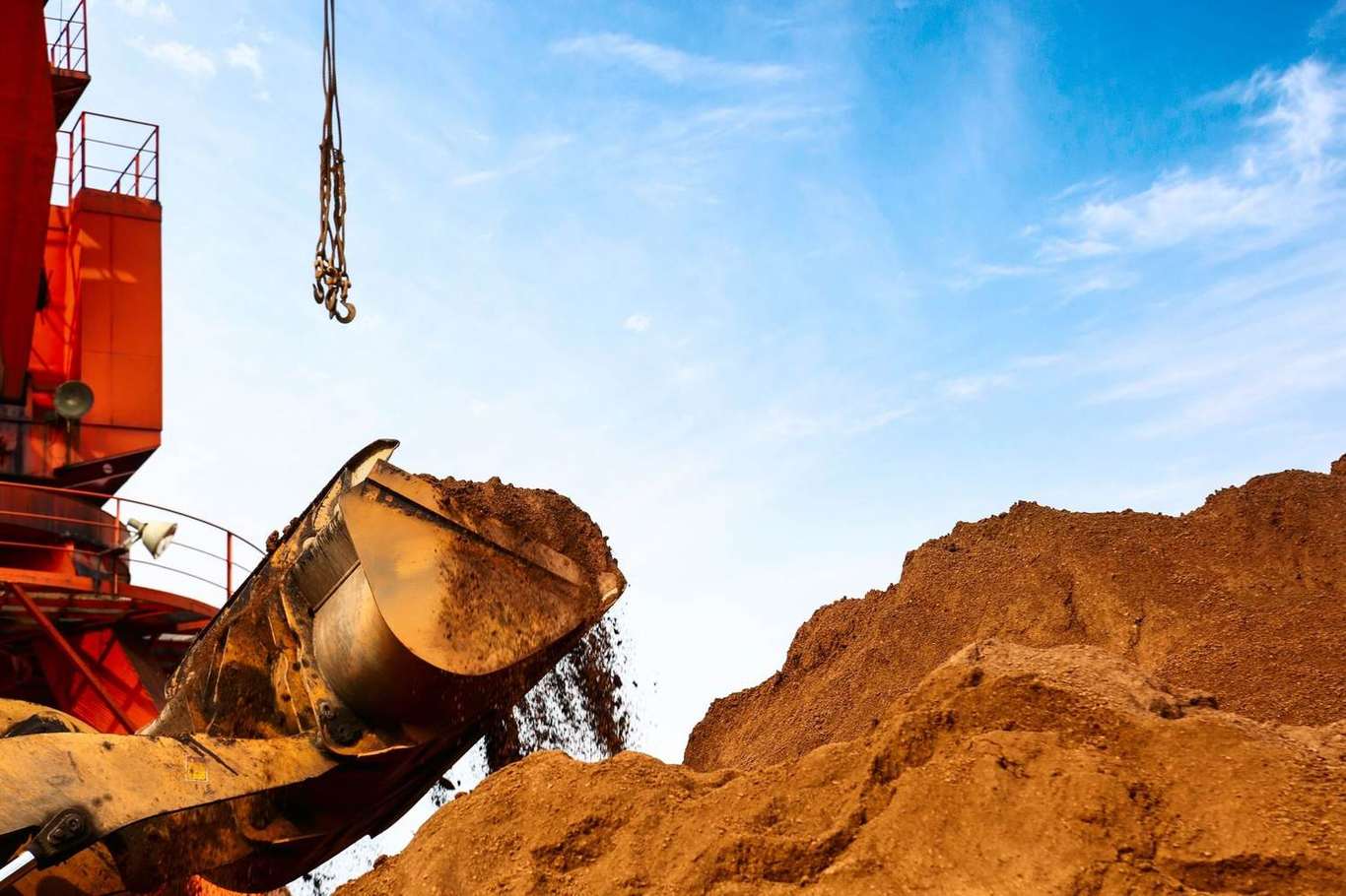 Cuchara de excavadora con mineral